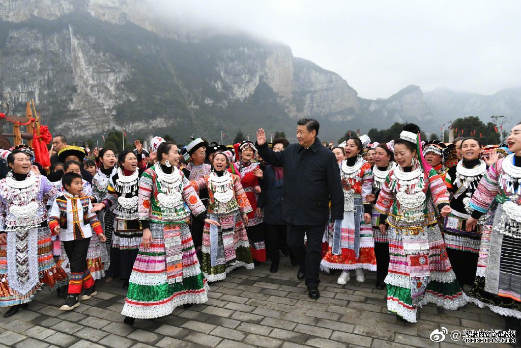 习近平同苗族村民包黄粑迎新春：祝你们日子过得更加甜美