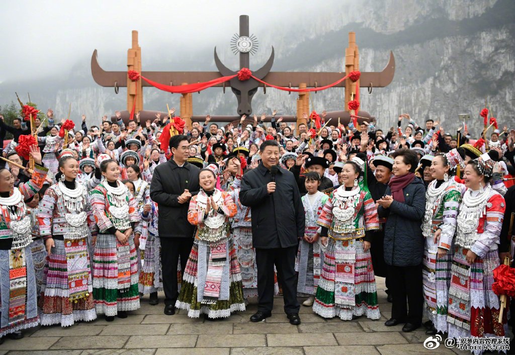 习近平同苗族村民包黄粑迎新春：祝你们日子过得更加甜美