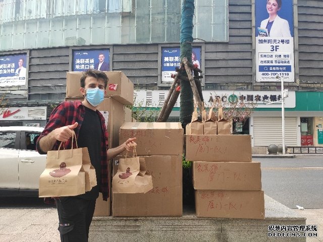 伊朗咖啡师在武汉：和同事做三万杯咖啡送医护等，称无法转身离开